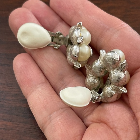 1950s imitation pearl & baguette crystal diamond silver tone clip on earrings - Picture 6 of 7